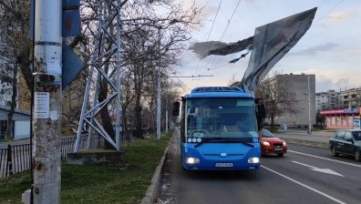 Ураганен вятър застрашава хората в Сливен