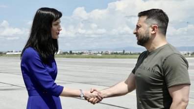 "Добре дошъл в България": Мария Габриел посрещна Зеленски на летището в София