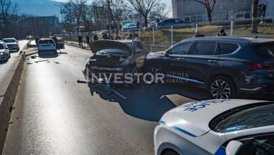 Шофьор помля коли, чакащи за паркинг към болница в София (+СНИМКИ)