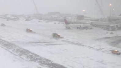 Снежни бури объркват плановете на американците за Деня на благодарността