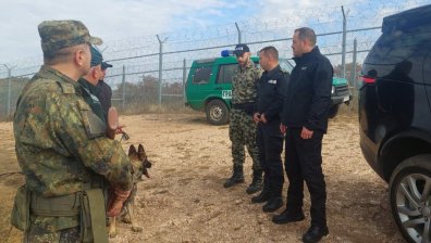 Задържаха група от 17 мигранти и трима шофьори след гонка и стрелба
