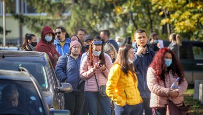 Огромна опашка от чакащи за имунизация пред "Св. Анна" заради проблем със системата