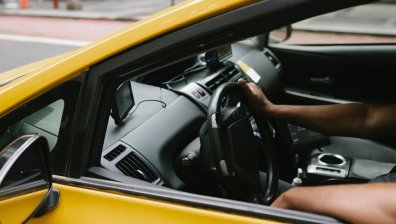 Ограбиха таксиджия за 15 лв., забил се с колата си в дърво