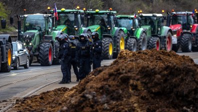 Гневът продължава: Фермери изхвърлиха оборски тор пред правителствени сгради в Прага