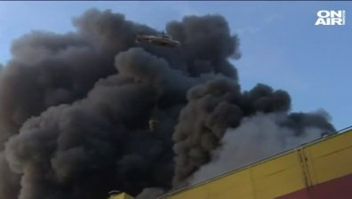 Овладяха пожара в търговския център в Москва