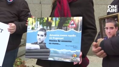 "Ние сме живи сред мъртвите": Мирен протест на родители на убити в катастрофи деца