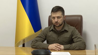 Зеленски: Русия обстрелва конвои с хуманитарна помощ и атакува жени и деца при евакуация