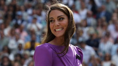 Кейт Мидълтън заслепи зрителите на "Уимбълдън" с лилав тоалет и широка усмивка