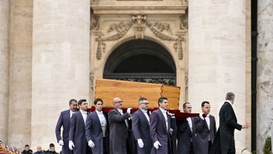 Десетки хиляди отдават последна почит на Бенедикт XVI, погребват го в 3 ковчега