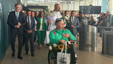 Световният шампион Ружди Ружди се завърна у дома след новия рекорд