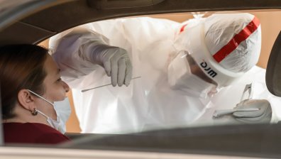 Новата мутация на Ковид-19, разпространяваща се в Европа, е по-заразна