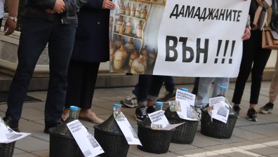 Младежи от ГЕРБ блокираха входа на МВР с дамаджани