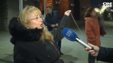Протестиращите се вързаха с вериги - символ на новите мерки