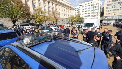 Стотици граждани поискаха машините: Сблъсъци на протеста в центъра на София (ВИДЕО+СНИМКИ)