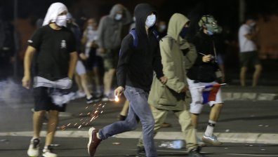 Протестиращи щурмуваха парламента в Сърбия, има арестувани и ранени