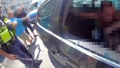 Кола "арестува" мъж, полицаи разбиха прозореца, за да го извадят (+ВИДЕО)