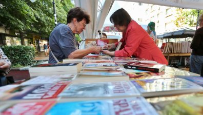 С аромат на нови страници: София се потопи в магията на "Алея на книгата" (СНИМКИ)