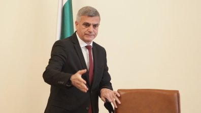 54% от вас: Янев защитаваше националния ни интерес, не трябваше да го сменят