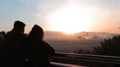 Ким Чен Ун показа на дъщеря си пускането на "чудовищна междуконтинентална ракета" (+СНИМКИ)