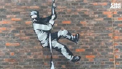 Банкси провокира с графит върху стена на затвор в Англия (+ВИДЕО)