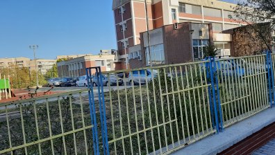 Абсурдно: Училищен двор в Кърджали е превърнат в паркинг