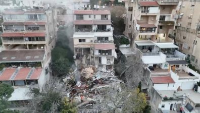 Иранска ракета удари жилищна сграда в Хайфа, има ранени (+СНИМКИ)