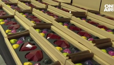 Виолетка, карамел, бекон с боровинки - "ядливи бижута" за влюбени