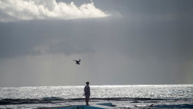 Тийнейджър в Австралия спаси семейството си след 4-часове плуване в бурно море