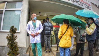 В "Пирогов" ваксинират с празнично работно време, децата - с предварително записване