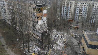 Руска бомба падна до жилищен блок в Херсон и рани дете, друго загина при обстрел