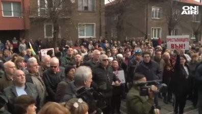 Високо напрежение в Перник: Щурмуваха сградата на ВиК в града (обновена)