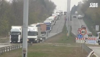 Километрично задръстване край Русе заради срив в митниците