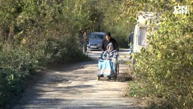 Кални и разбити улици пречат на 14-годишно момче да ходи на училище