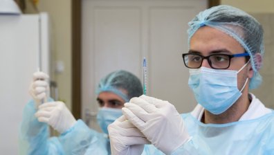 Унгария е първата страна в ЕС, която започва да ваксинира тийнейджъри