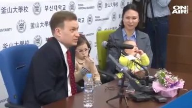 Кореспондентът Робърт Кели показа семейството си официално