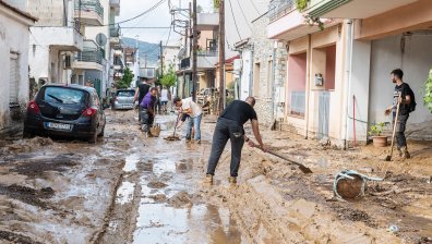 Бедствието в Гърция отложи откриването на българската палата с Денков и Мицотакис