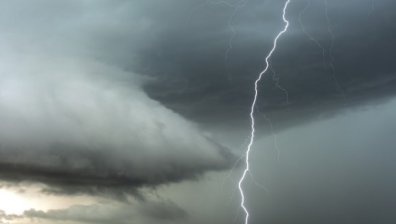 Младеж загина след удар от мълния в планина в Германия