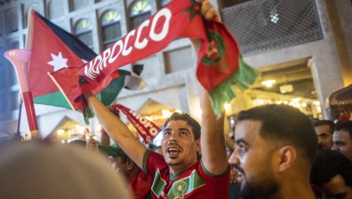 Фенове на Мароко целиха полицейски коли с бомбички, властите използваха шокови гранати