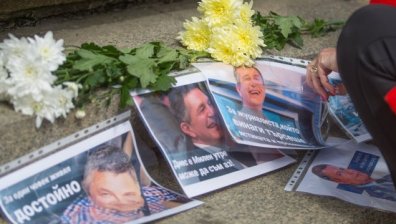 Вдигат паметна плоча или чешма на лобното място на Милен Цветков