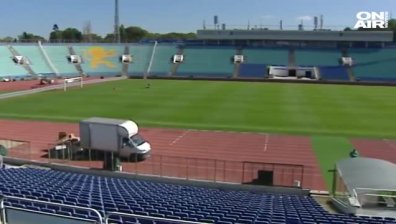 До дни разрешават груповите тренировки, сменят тревата на "Васил Левски"