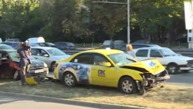Катастрофа с такси блокира движението по "Цариградско шосе", има пострадали