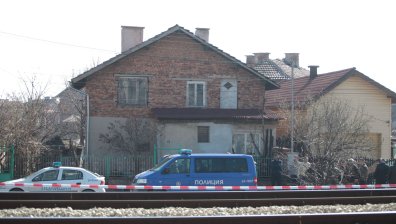 Четворно убийство в Нови Искър, 25-годишен уби близките си