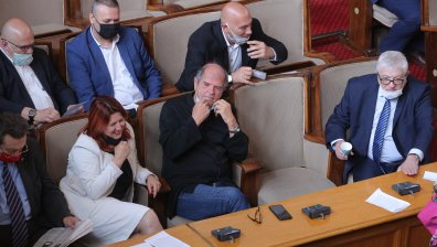 Депутатите отново с маски в пленарната зала