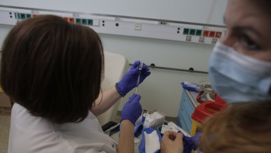 Погват антиваксърите в Гърция, разследват медик за смъртта на 51-годишна с Ковид-19