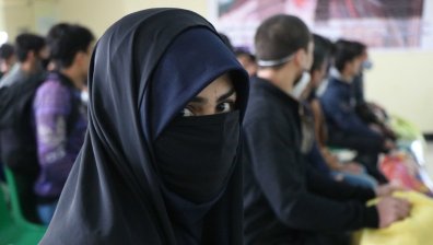 В Афганистан: 40 камшика за жена за разговор с мъж по телефона
