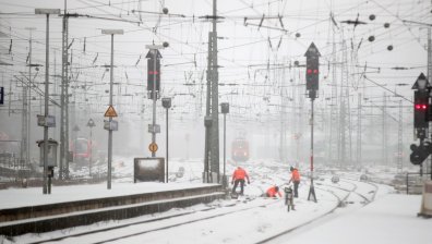 Хиляди европейци получават средства, макар и да не работят от години