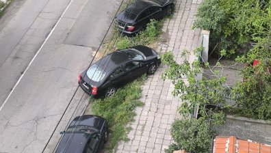 Бургаска ралност: Паркирани автомобил в тревни площи от години
