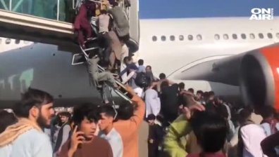 Паника на летището в Кабул, хиляди афганистанци се опитват да напуснат страната