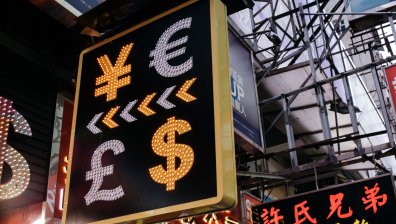 Паундът се срина до най-ниското си ниво от 1971 г., еврото достигна нов 20-годишен спад