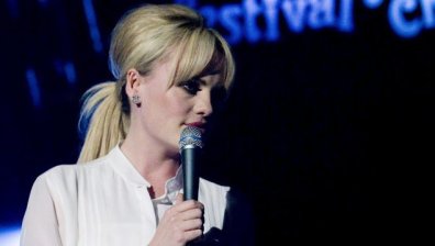 Дъфи се завърна на сцената с песен за предстоящите хубави дни (+Видео)